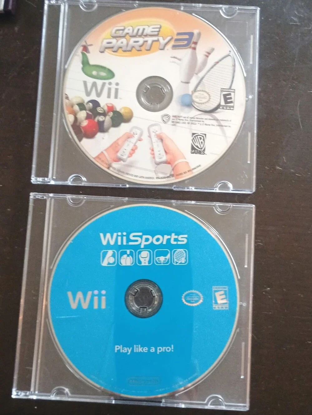 Nintendo Wii Bundle with 4 Games Black Console and White Controllers